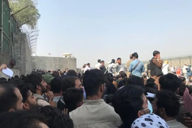Người dân tập trung gần sân bay Kabul, Afghanistan, ngày 22/8/2021, để chờ di tản. (Ảnh: THX/TTXVN)