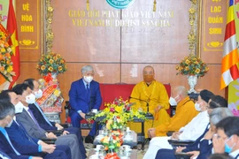 Chủ tịch Ủy ban Trung ương MTTQ Việt Nam Đỗ Văn Chiến chúc mừng 40 năm Ngày thành lập Giáo hội Phật giáo Việt Nam. (Ảnh: Minh Đức/TTXVN)