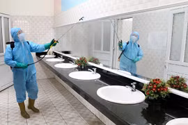 Nhân viên y tế phun khử khuẩn phòng chống COVID-19. (Ảnh: Trung Kiên/TTXVN)