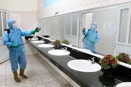 Nhân viên y tế phun khử khuẩn phòng chống COVID-19. (Ảnh: Trung Kiên/TTXVN)