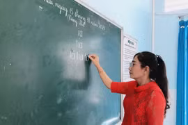 Cô giáo Nguyễn Thị Dạ Thảo trên bục giảng. (Ảnh: Huỳnh Phúc Hậu/TTXVN)