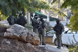 Cảnh sát Israel truy tìm các tù nhân Palestine vượt ngục tại Nau'ra, ngày 7/9/2021. (Ảnh: THX/TTXVN)