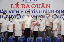 Lãnh đạo tỉnh Bình Định tiễn 2 đoàn công tác tỉnh Bình Định tham gia chống dịch tại Thành phố Hồ Chí Minh và Bình Dương. (Ảnh: TTXVN phát)