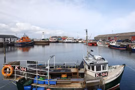 Tàu cá neo ở cảng Kirkwall thuộc Orkney, Anh ngày 6/9/2021. (Ảnh: AFP/TTXVN)