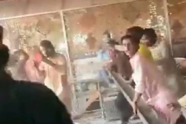 Đoạn video được đăng trên Twitter cho thấy những kẻ quá khích đang phá hoại một ngôi đền Ganesh ở quận Rahim Yar Khan, thành phố Bhong của Pakistan. (Nguồn: thehindu.com)