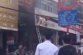 Khoảnh khắc giải cứu 2 cháu bé khỏi đám cháy. (Hình ảnh cắt từ clip)