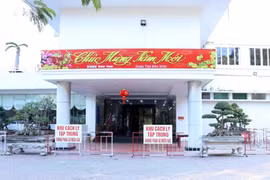 Trang trí đón Tết ở khu cách ly tập trung tại quận Đồ Sơn, Hải Phòng. (Ảnh: Minh Thu/TTXVN)