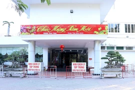 Trang trí đón Tết ở khu cách ly tập trung tại quận Đồ Sơn, Hải Phòng. (Ảnh: Minh Thu/TTXVN)