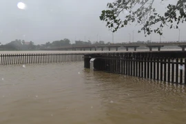 Nước ngập cầu gỗ Lim trên sông Hương. (Ảnh: Tường Vi/TTXVN)