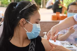 Người dân thành phố Hạ Long tiêm vaccine phòng COVID-19 để tạo miễn dịch cộng đồng. (Ảnh: Thanh Vân/TTXVN)