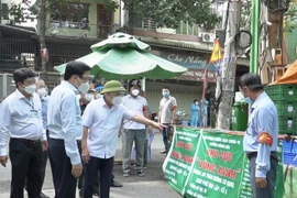 Bộ trưởng, Chủ nhiệm Văn phòng Chính phủ Trần Văn Sơn cùng đoàn lãnh đạo Chính phủ và tỉnh Bình Dương đi thăm "vùng xanh" tại thành phố Dĩ An. (Ảnh: Huyền Trang/TTXVN)