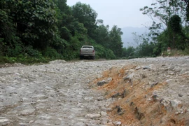 Mặt đường xuống cấp nghiêm trọng, gây cản trở và nguy hiểm cho người cũng như các phương tiện tham gia giao thông. (Ảnh: Văn Tý/TTXVN)