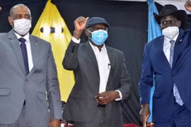 Chủ tịch Hội đồng Chủ quyền Sudan, Abdel Fattah al-Burhan, Chủ tịch PSPLM-N, Abdelaziz al-Hilu và Tổng thống Nam Sudan Salva Kiir sau khi ký tuyên bố về các nguyên tắc ở Juba, Nam Sudan vào tháng 3/2021. (Nguồn: Reuters)