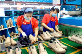 Sản xuất giày xuất khẩu tại Công ty giầy Phúc Yên (Vĩnh Phúc). (Ảnh: TTXVN)