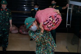 Chiến sỹ Quân đoàn 3 chuẩn bị rau củ tăng gia của các đơn vị gửi vào hỗ trợ người dân Thành phố Hồ Chí Minh. (Ảnh: Hồng Điệp/TTXVN)