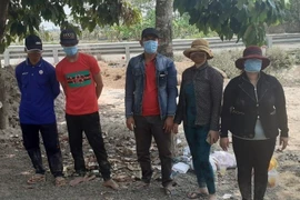Đồn Biên phòng Sông Trăng bắt giữ 5 đối tượng nhập cảnh trái phép. (Ảnh: Thanh Bình/TTXVN)