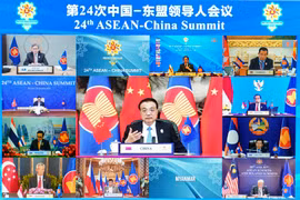 Thủ tướng Trung Quốc Lý Khắc Cường (giữa) dự Hội nghị Cấp cao ASEAN-Trung Quốc lần thứ 24 diễn ra dưới hình thức trực tuyến, ngày 26/10/2021. (Ảnh: THX/TTXVN)
