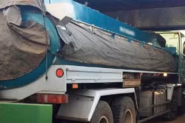 Bình Phước: Xe bồn mất lái lao lên vỉa hè, đâm xuyên 3 kiốt tạp hóa