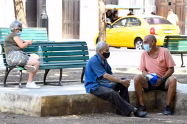 Người dân đeo khẩu trang phòng dịch COVID-19 tại La Habana, Cuba ngày 29/5/2021. (Ảnh: THX/TTXVN)