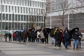 Người dân chờ tiêm vaccine ngừa COVID-19 tại Frankfurt am Main, Đức, ngày 30/11/2021. (Ảnh: AFP/TTXVN)