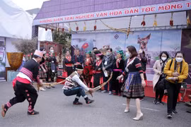 Tiết mục biểu diễn múa khèn của đồng bào dân tộc Mông tỉnh Điện Biên tại không gian văn hóa. (Ảnh: Quý Trung /TTXVN)