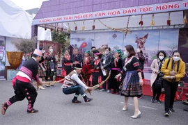 Tiết mục biểu diễn múa khèn của đồng bào dân tộc Mông tỉnh Điện Biên tại không gian văn hóa. (Ảnh: Quý Trung /TTXVN)
