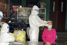 Lấy mẫu xét nghiệm COVID-19 cho người dân xã Quang Trung, thị xã Bỉm Sơn, tỉnh Thanh Hóa. (Ảnh: Nguyễn Nam/TTXVN)