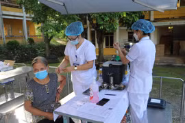 Nhân viên y tế tiêm vaccine phòng COVID-19 cho người dân tại huyện Thạch An, tỉnh Cao Bằng. (Ảnh: Chu Hiệu/TTXVN)