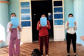 Trao giấy chứng nhận điều trị khỏi bệnh cho 3 bệnh nhân. (Ảnh: Lê Ngọc Phước/TTXVN)