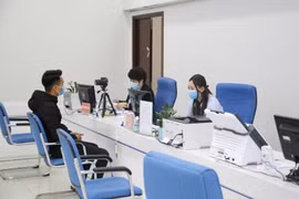 Cán bộ Trung tâm Phục vụ hành chính công tỉnh Quảng Ninh tiếp nhận hồ sơ thủ tục hành chính của công dân. (Nguồn: moc.gov.vn)
