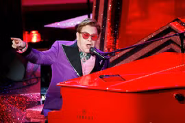 Nam danh ca Elton John trong một buổi biểu diễn. (Nguồn: Reuters)