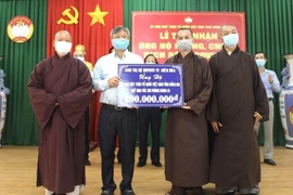 Ban trị sự Giáo hội Phật giáo Việt Nam thành phố Biên Hòa ủng hộ Quỹ vaccine phòng, chống dịch COVID-19. (Ảnh: TTXVN phát)