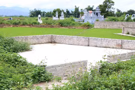 Hàng chục mét vuông đất nông nghiệp trồng lúa đã bị người dân xâm lấn, xây tường bao biến thành đất nghĩa trang. (Ảnh: Xuân Tiến/TTXVN)