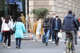 Người dân đeo khẩu trang phòng lây nhiễm COVID-19 tại Berlin, Đức. (Ảnh: THX/ TTXVN)