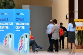 Người dân chờ được tiêm vaccine ngừa COVID-19 tại Msida, Malta ngày 6/5/2021. (Ảnh: THX/TTXVN)