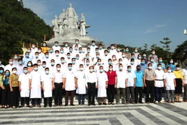 Lãnh đạo tỉnh Hà Giang và các đơn vị, địa phương chụp ảnh lưu niệm với các y, bác sỹ lên đường hỗ trợ Thành phố Hồ Chí Minh chống dịch. (Ảnh: Minh Tâm/TTXVN)