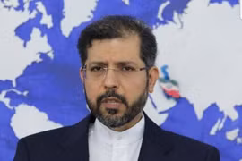 Người phát ngôn Bộ Ngoại giao Iran Saeed Khatibzadeh phát biểu trong cuộc họp báo tại Tehran. (Ảnh: IRNA/TTXVN)