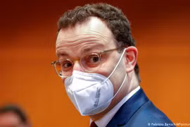 Bộ trưởng Y tế Đức Jens Spahn đeo khẩu trang khi tham dự cuộc họp Nội các hàng tuần ở Berlin. (Nguồn: DW)