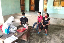 Ba người dân huyện Bố Trạch, Quảng Bình bị xử phạt 15 triệu đồng vì vi phạm các quy định trong phòng, chống dịch COVID-19. (Ảnh: TTXVN phát)