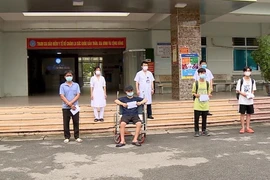 Các bệnh nhân tại Bệnh viện Dã chiến số 1 tỉnh Bắc Ninh xuất viện sau khi được điều trị khỏi COVID-19 ngày 24/5. (Ảnh: Thanh Thương- TTXVN)
