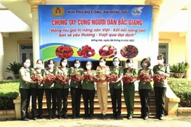 Hội phụ nữ Công an tỉnh Đồng Nai hỗ trợ tiêu thụ hơn 2,5 tấn vải thiều Bắc Giang. (Ảnh: TTXVN phát)