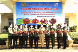 Hội phụ nữ Công an tỉnh Đồng Nai hỗ trợ tiêu thụ hơn 2,5 tấn vải thiều Bắc Giang. (Ảnh: TTXVN phát)