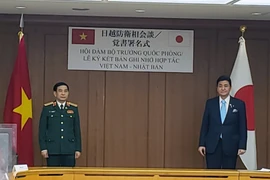 Bộ trưởng Quốc phòng Phan Văn Giang (trái) và người đồng cấp của Nhật Bản Nobuo Kishi. (Ảnh: Đào Thanh Tùng/TTXVN)
