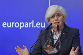 Bà Clara Ponsati, cựu quan chức phụ trách giáo dục của vùng Catalonia, phát biểu tại cuộc họp báo ở Brussels, Bỉ ngày 24/2/2021. (Ảnh: AFP/TTXVN)