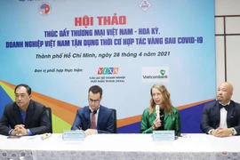 Các chuyên gia chia sẻ thông tin hợp tác thương mại Việt Nam-Hoa Kỳ tại Hội thảo. (Ảnh: Xuân Anh/TTXVN)