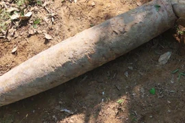Quả bom nặng 232kg được phát hiện. (Ảnh: Văn Hướng -TTXVN)