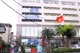 Tòa chung cư Viễn Đông Star (số 1 phố Giáp Nhị, quận Hoàng Mai, Hà Nội) được lực lượng chức năng phong tỏa sau khi 1 cư dân sinh sống ở đây dương tính với SARS-CoV-2. (Ảnh: Phạm Kiên/TTXVN)