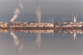 Khói bốc lên từ một nhà máy ở Berre-l'Etang, Pháp. (Ảnh: AFP/TTXVN)