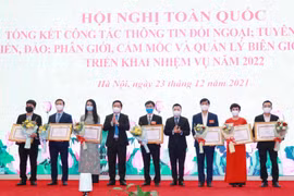 Tập thể có thành tích xuất sắc nhận Bằng khen của Ban Tuyên giáo Trung ương. (Ảnh: Phương Hoa/TTXVN)