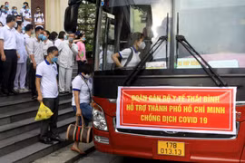 Đoàn cán bộ y tế, giảng viên và sinh viên tỉnh Thái Bình lên đường hỗ trợ Thành phố Hồ Chí Minh chống dịch. (Ảnh: Thế Duyệt/TTXVN)